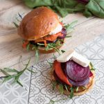 burgeris su daržovėl vegetariškas mėsainis daržovainis