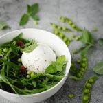 Salotos su burrata , rukola, žirneliais