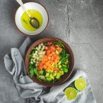 Salotos su lašiša tartaras kaliaropė