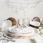 Kokosų miltų pyragas su ožkos sūrio kremu